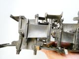 une personne tenant une maquette métallique de train