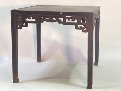 CHINE. Table quadrangulaire en bois mouluré, la ceinture à d…