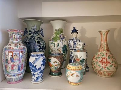 de nombreux vases posés ensemble sur une étagère