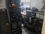 une pièce remplie de cartons, avec un ordinateur posé sur le bureau