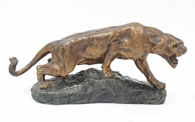 statue d'un lion posé sur un rocher, sur fond blanc