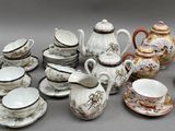 de nombreux types de théières et de tasses sur la table