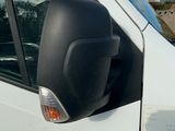 une camionnette blanche avec une flèche rouge sur le côté