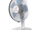 une photo d'un ventilateur de table blanc posé sur un pied blanc