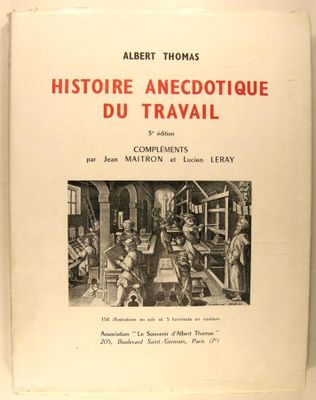 un vieux livre sur lequel figure la photo d'un groupe de personnes dans une pièce