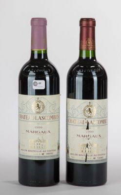 deux bouteilles de vin posées l'une à côté de l'autre sur une table