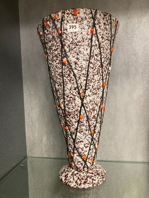 deux vases posés sur une étagère en verre