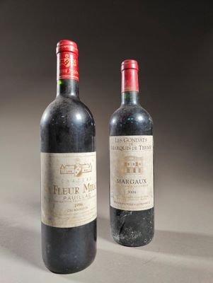 deux bouteilles de vin posées l'une à côté de l'autre sur une table