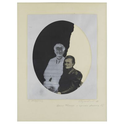 une photo en noir et blanc d'un homme et d'une femme devant une pleine lune
