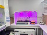 une image représentant un laboratoire rempli de flacons