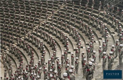 beaucoup de gens qui défilent dans un stade
