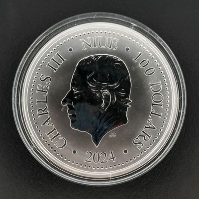 un gros plan d'une pièce d'argent sur laquelle figure le visage d'un homme