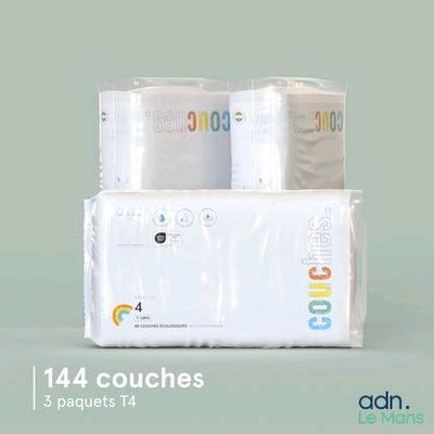 trois paquets de couches pour bébé empilés les uns sur les autres