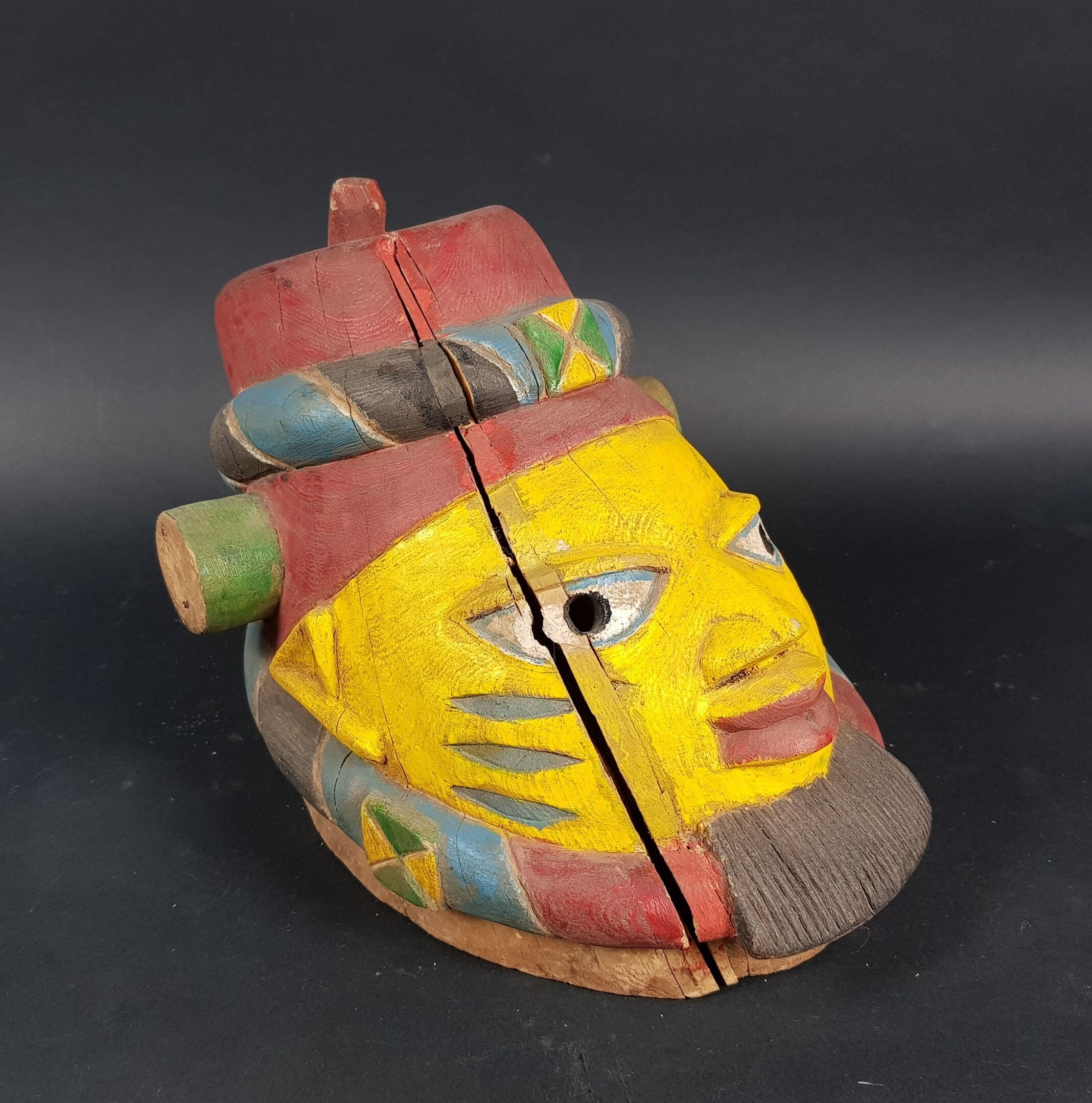 Eloi LOKOSSOU (artiste béninois né en 1965) - Masque polychrome - H. 33 cm - (fissuré)