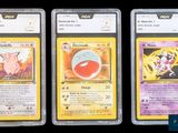 trois types différents de cartes Pokémon sur fond noir