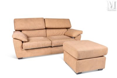 le canapé et le pouf sont posés sur un fond blanc