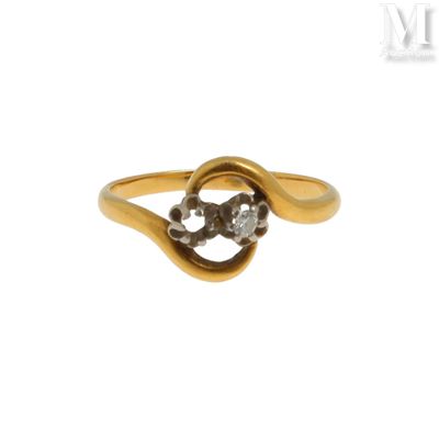 gros plan d'une bague en or ornée de deux diamants