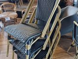 un grand nombre de chaises dans une pièce