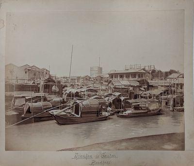 une photo en noir et blanc d'un port rempli de bateaux