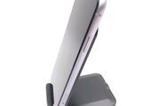 a cell phone that is sitting on top of a stand