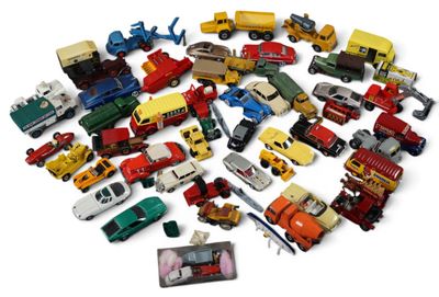 de nombreux modèles différents de petites voitures et de camions sur cette surface blanche