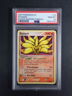 gros plan d'une carte pokemon sur une surface noire
