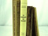 plusieurs vieux livres sont empilés sur une table