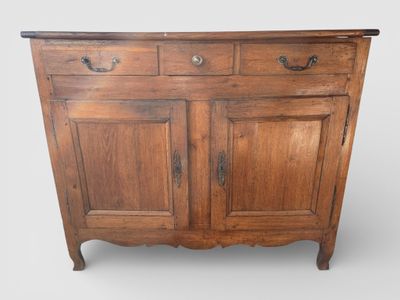 BUFFET bas en chêne massif, trois tiroirs, deux portes - Photo 1