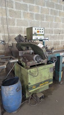 une machine qui se trouve dans une pièce, près d'un mur