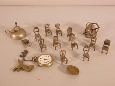 un grand nombre d'objets différents posés sur une table