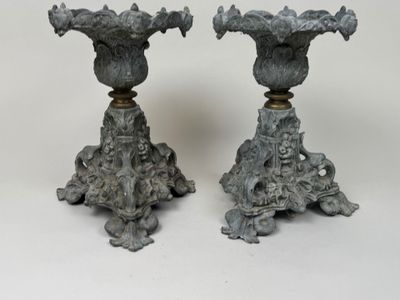 deux vases placés l'un à côté de l'autre