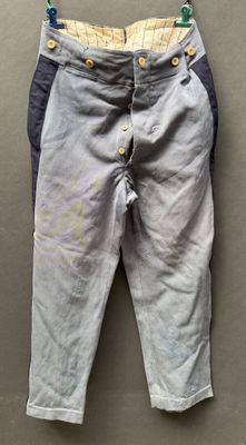 une photo d'un pantalon accroché à un mur