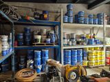 un homme qui répare un vélo dans un garage
