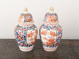 deux vases posés sur une table