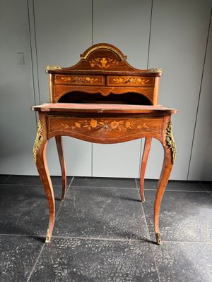 une image représentant un petit bureau surmonté d'un tiroir