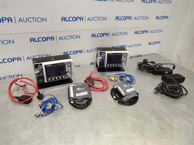 Plusieurs appareils électroniques sont posés sur une table devant un mur.