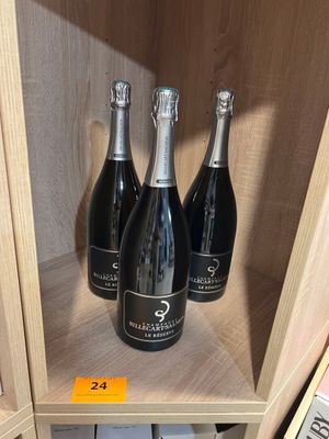 trois bouteilles de champagne posées sur une étagère dans un magasin