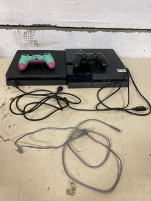 une console de jeu vidéo et un contrôleur de jeu sur une table