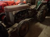 un tracteur garé dans un garage