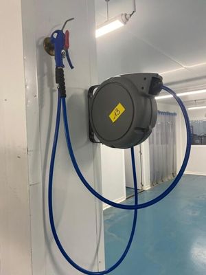 un tuyau fixé au mur d'un garage