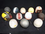 beaucoup de casques, posés sur une table noire