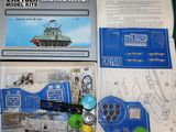 une boîte contenant une maquette de train et un pistolet jouet