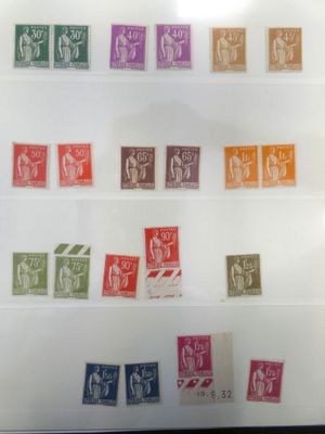une photo d'une photo d'une collection de timbres