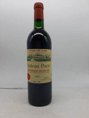 une bouteille de vin posée sur une table