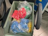 une chaise sur laquelle se trouve une boîte de jouets en plastique