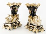 une paire de vases noirs et dorés ornés de motifs floraux