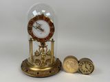 un dôme de verre avec une horloge à l'intérieur