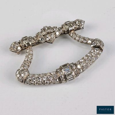 Une image représentant un bracelet en diamants est visible sur une surface blanche.