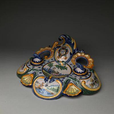 une photo d'une œuvre d'art décorative posée sur une table