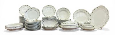 LIMOGES Partie de service de table en porcelaine à décor pei…